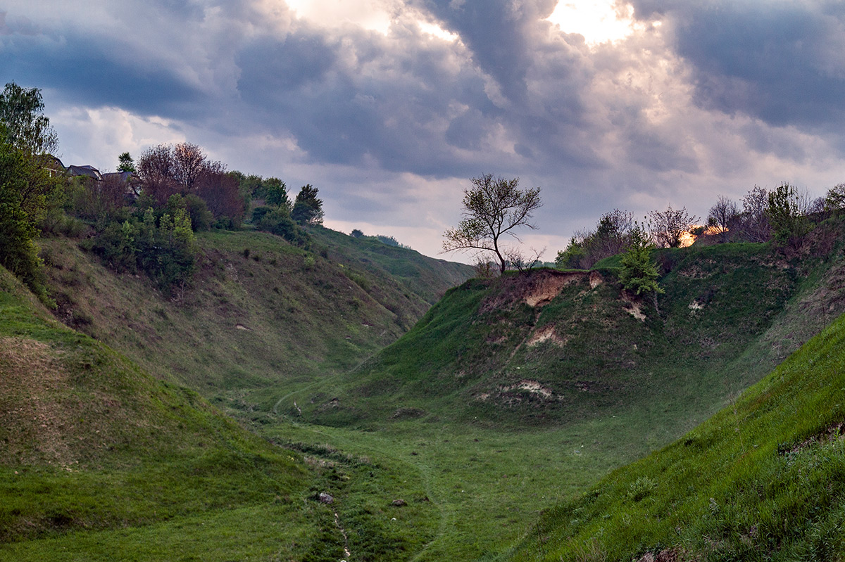 У містечку на Хмельниччині зник струмок біля некрополя, який століттями відділяв кладовище від міста