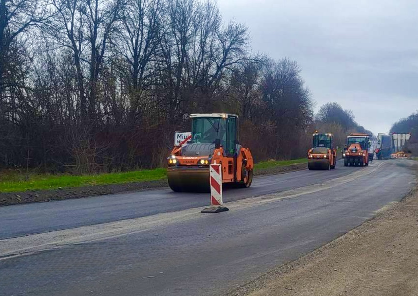 Ремонт доріг без зупинки руху: на Хмельниччині ліквідовують пошкодження покриття