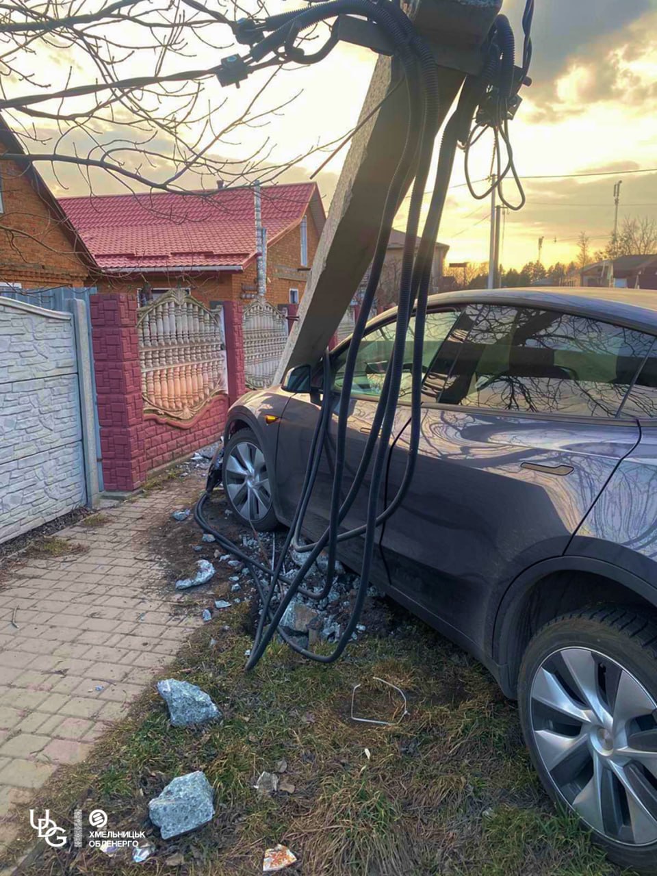 На Хмельниччині водій авто врізався в електроопору і знеструмив оселі місцевих мешканців