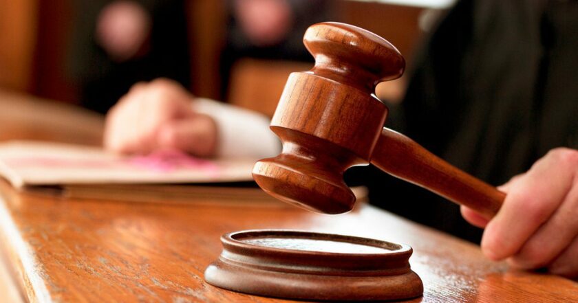 У Хмельницькому судили двох чоловіків, які на замовлення рф палили автомобілів військових та волонтерів