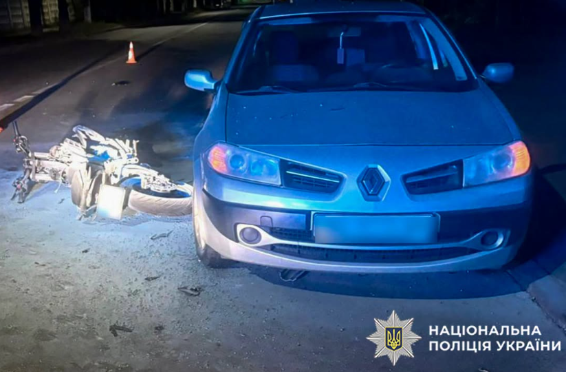 У Хмельницькому 16-річний мотоцикліст потрапив у ДТП: хлопця госпіталізували