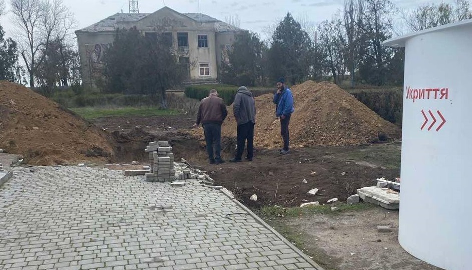 У селі на Білгород-Дністровщині упорядковують територію поруч з новою амбулаторією