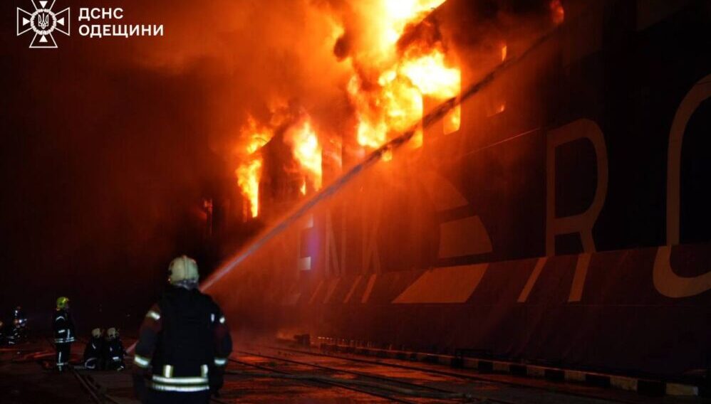 рф атакувала цивільне судно у порту Чорноморська