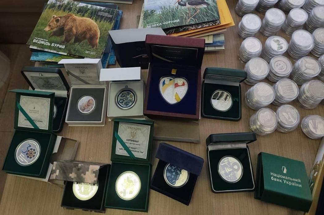 У ПП “Паланка” в українця та жителя Молдови виявили штампи та понад чотири сотні пам’ятних монет