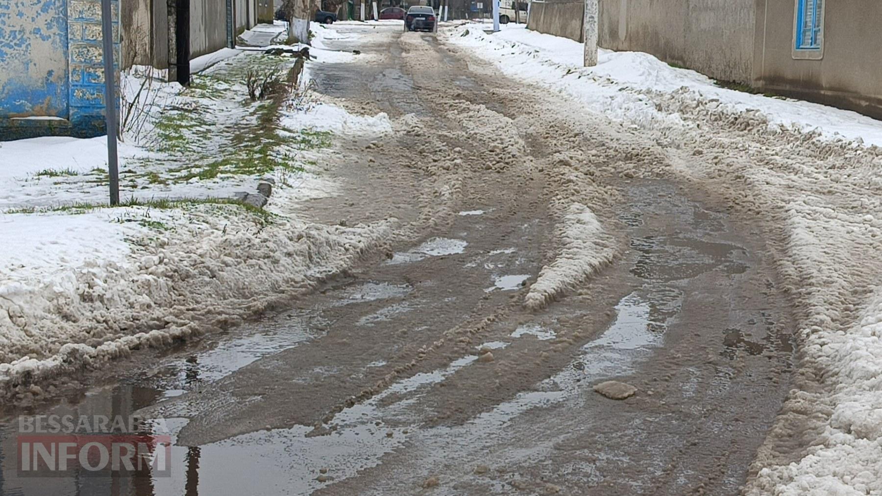 «Нам не потрібні європейські дороги»: мешканці центру Татарбунарів вимагають від влади зробити їхні вулиці прохідними