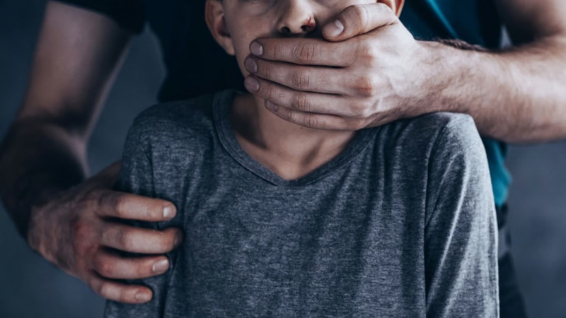 На Буковині багатодітний батько ґвалтував своїх малолітніх дітей: йому загрожує довічне
