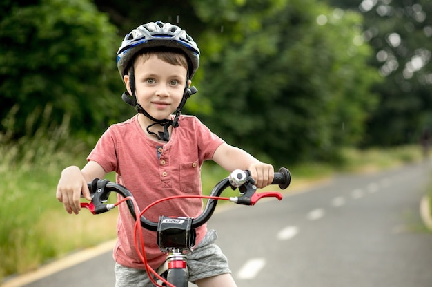 Як дитині опанувати двоколісний велосипед: прості правила*