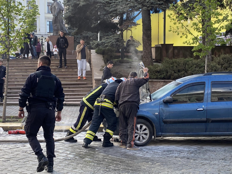 У центрі Чернівців задимілася автівка: викликали пожежників - фото