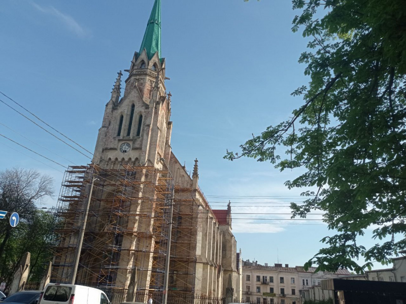 Відремонтують вежу: у старовинному костелі у Чернівцях почалися ремонтні роботи