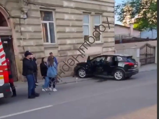 ДТП у Чернівцях: на вулиці Руській авто в'їхало у будинок