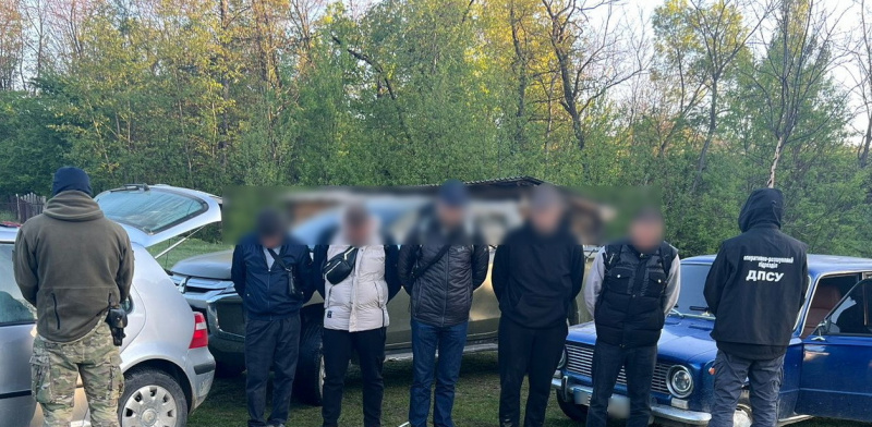 На Буковині поблизу кордону з Румунією затримали два автомобілі з порушниками: провідниками були неповнолітні хлопці