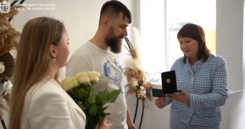 Кохання переможе: у Чернівцях військовослужбовця нагородили під час одруження - відео