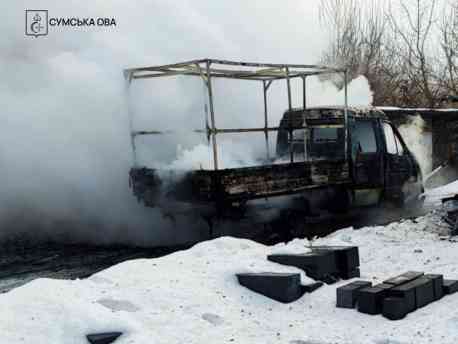 На Сумщині російські дрони атакують цивільні автівки: двоє поранених