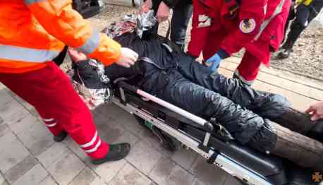 Ледь не потонув: у Сумах врятували чоловіка з-під льоду (відео)