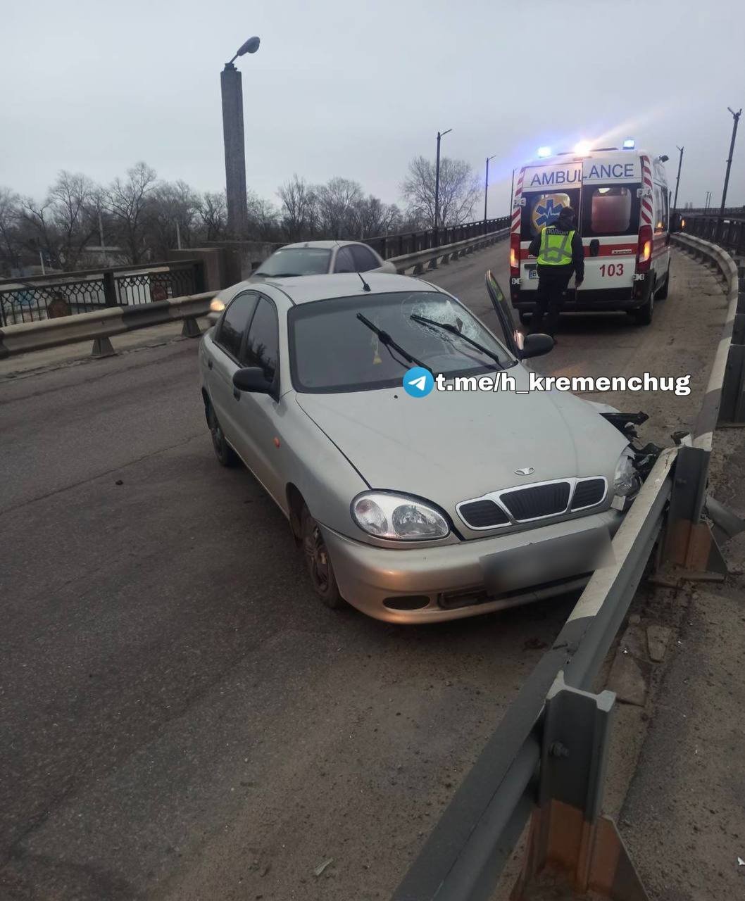 Вранці на Крюківському мосту сталась ДТП: постраждав водій