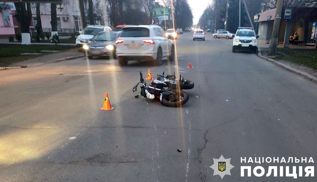 На Полтавщині у ДТП з мотоциклом постраждали троє: водій, пасажирка та пішоходка