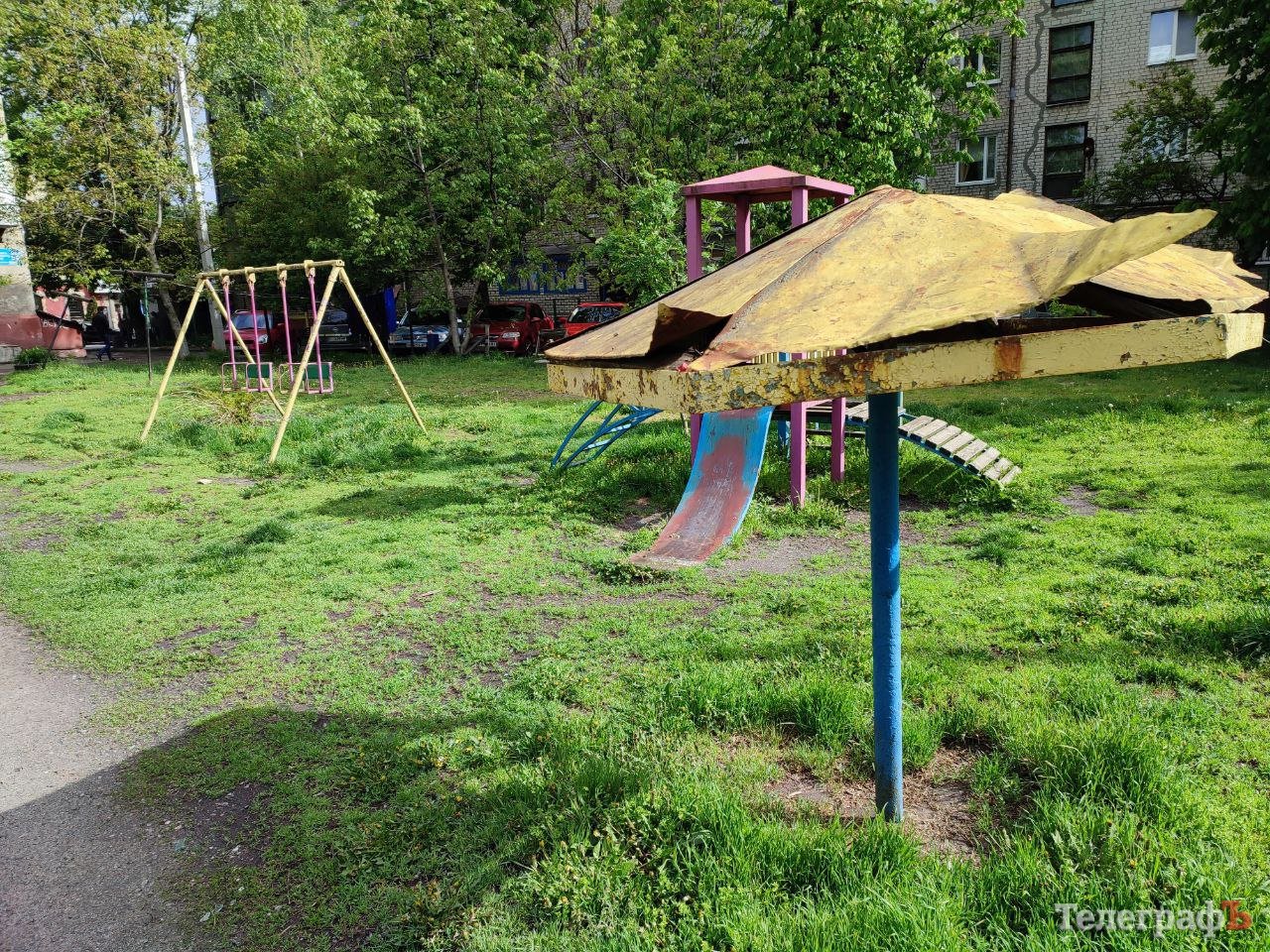 Дитячий ретро-майданчик у центрі Кременчука: «простір для екстриму» чи недбалість комунальників