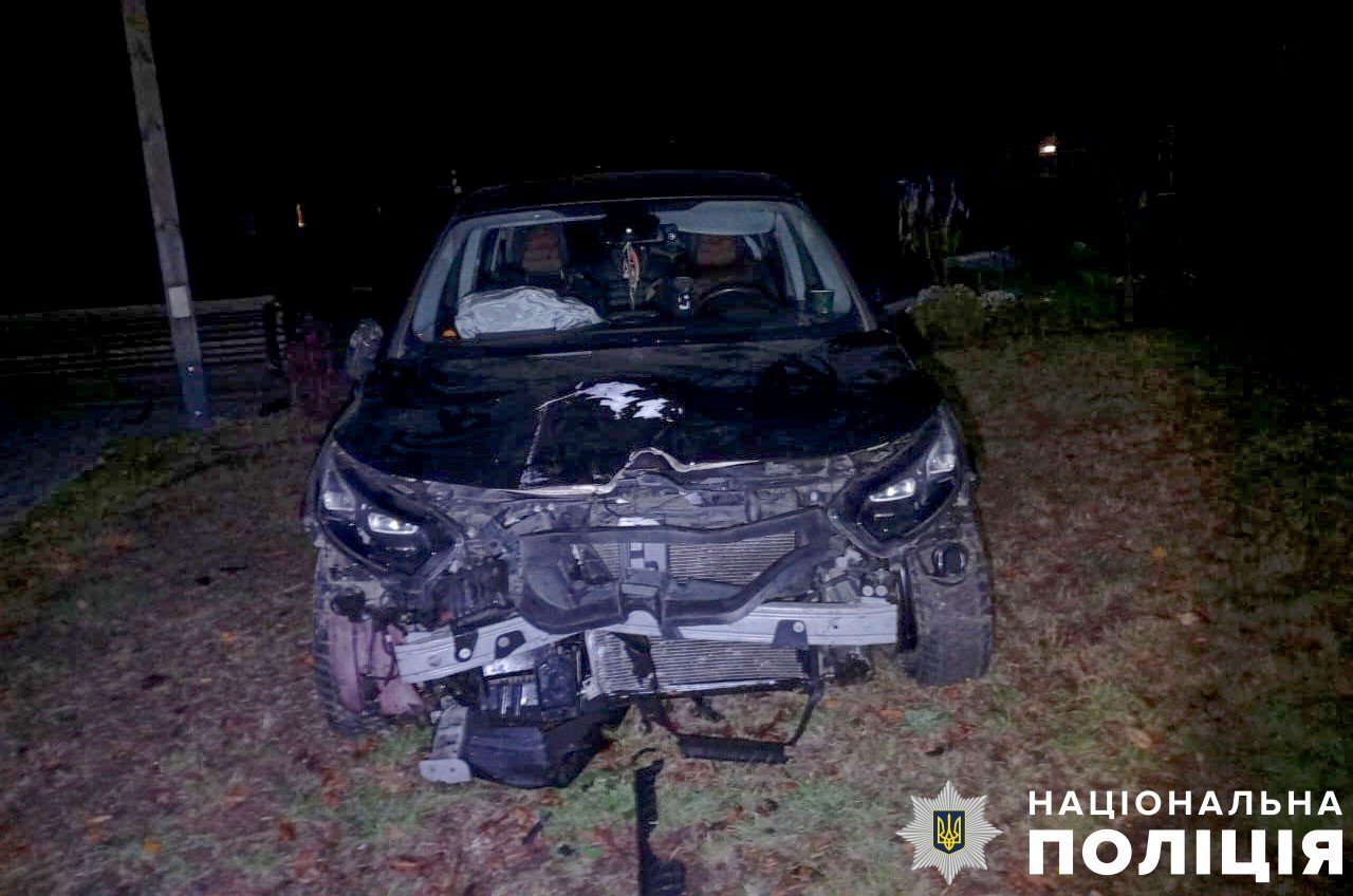 П’яний водій вночі злетів з дороги та врізався у лави в парку Опішнів – поліція Полтавщини