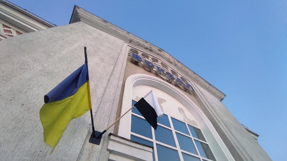 Біло-чорний Прапор надії замайорів у Кременчуці