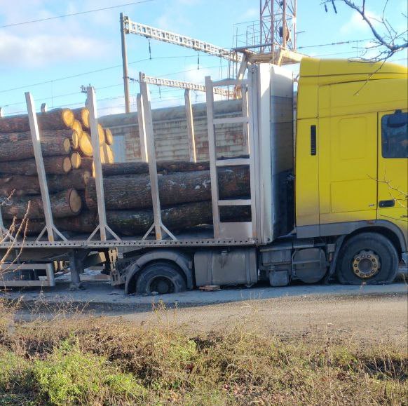 У Полтаві вантажівка застрягла в проваллі