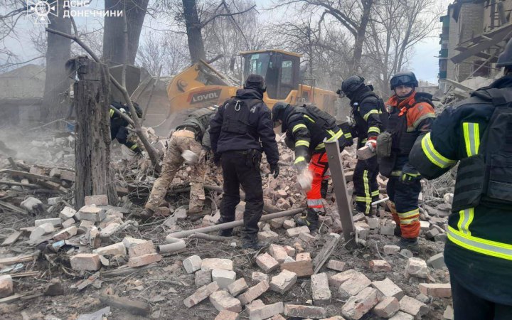 Росіяни скинули авіабомбу на житловий будинок у Костянтинівці, є жертва