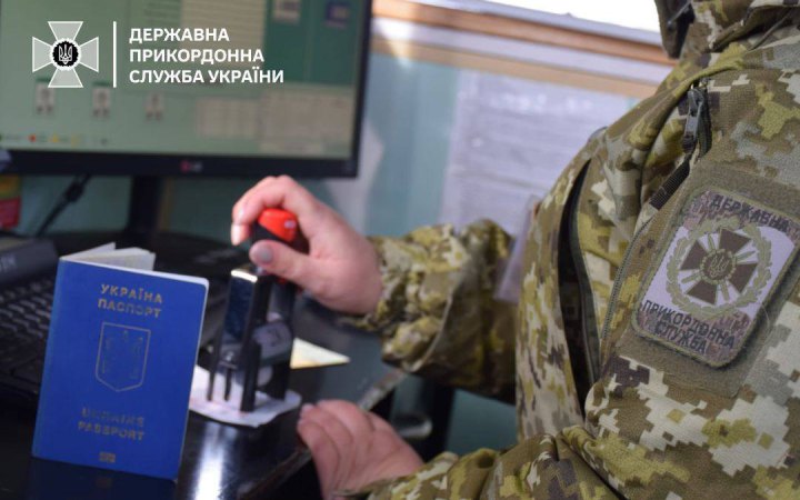 На ПП "Угринів" викрили чоловіка, який розлучився, прикинувся жінкою та прихопив у подорож колишню