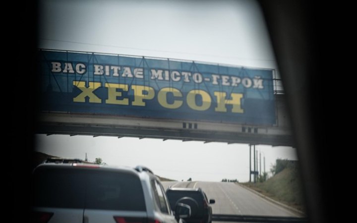 Росіяни масовано атакували Херсон, є поранені