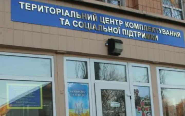 У Тернопільському ТЦК прокоментували інцидент із чоловіком, який випав із вікна установи