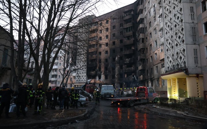Зеленський: у Тернополі під завалами досі є люди, рятувальники продовжують пошуки
