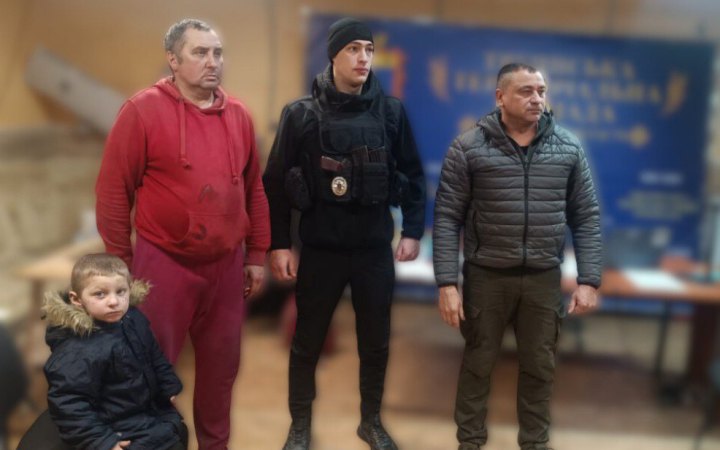 На Херсонщині з прифронтового Берислава вдалося евакуювати батька з чотирирічним сином.