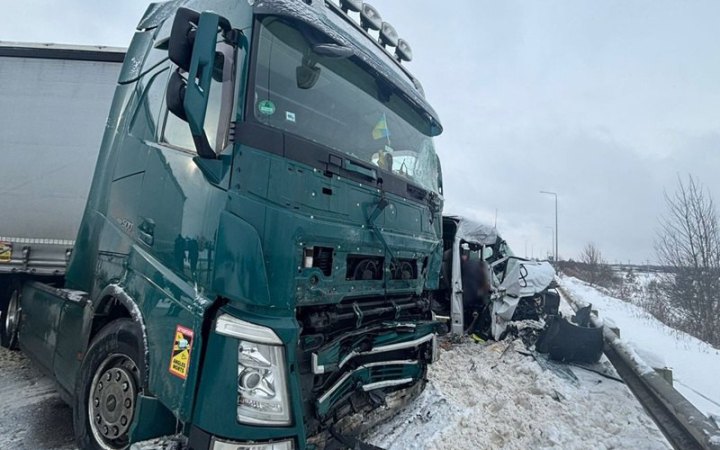 На Львівщині у ДТП за участю мікроавтобуса та вантажівки загинула людина, ще п'ятеро постраждали