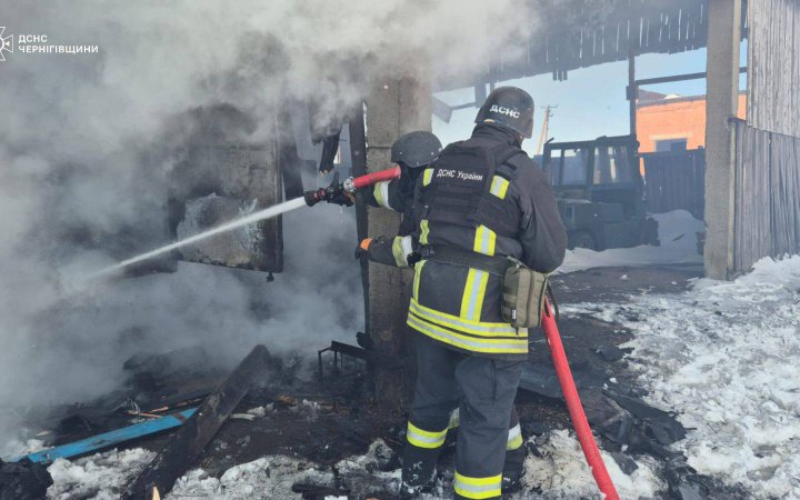 Росіяни пошкодили на Чернігівщині будинки, лінію електропередач та ангар