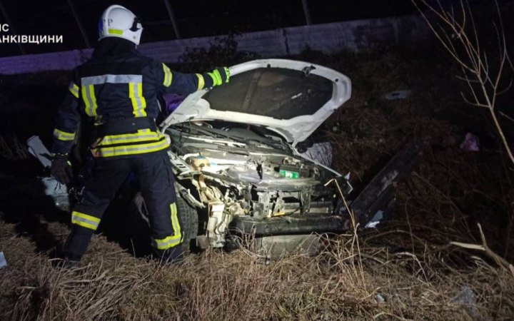 На Прикарпатті зіткнулися чотири автівки. Дві людини загинули, у тому числі дитина