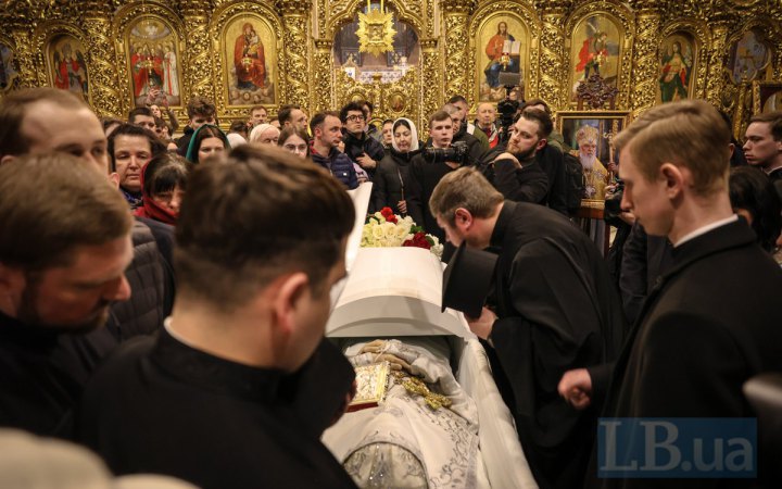 В Михайлівському Золотоверхому соборі триває прощання з Філаретом