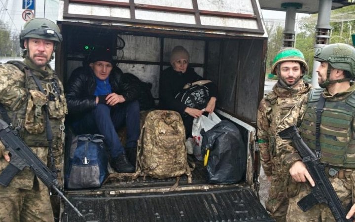 Бійці батальйону "Карпатська Січ" вивели з Костянтинівки двох цивільних