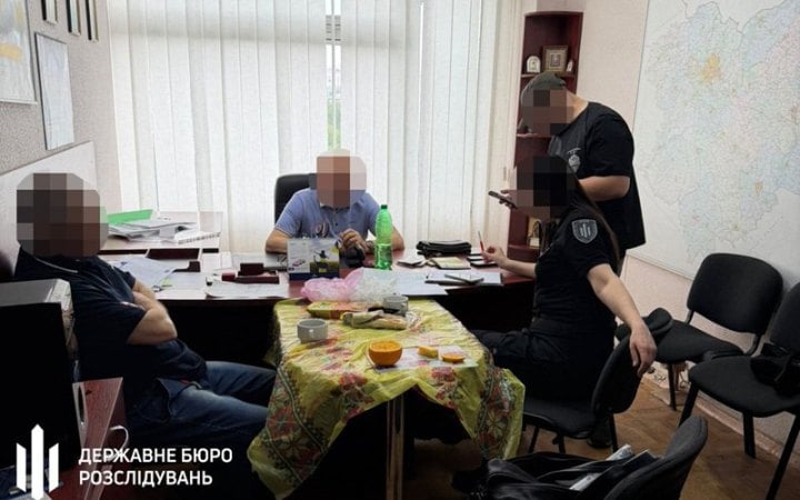 На Харківщині затримали п'яного посадовця Держгеокадастру, який вимагав у фермера 300 тисяч хабаря