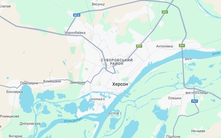 Ворог вдарив дроном по маршрутці у центрі Херсона, є постраждалі