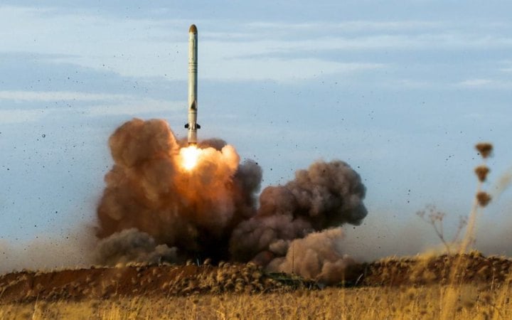 Росіяни атакують Київ балістичним озброєнням