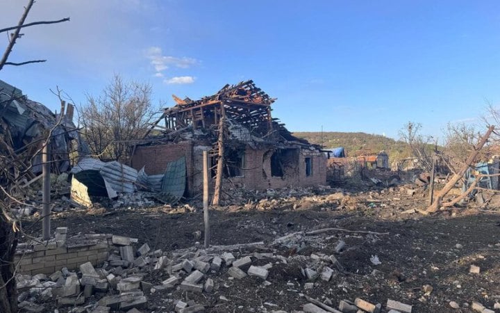 На Донеччині окупанти атакували автівку з родиною: троє людей поранені