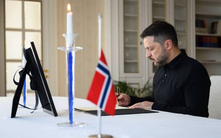 Зеленський зробив запис у книзі співчуття в посольстві Норвегії через смерть короля Гарольда V