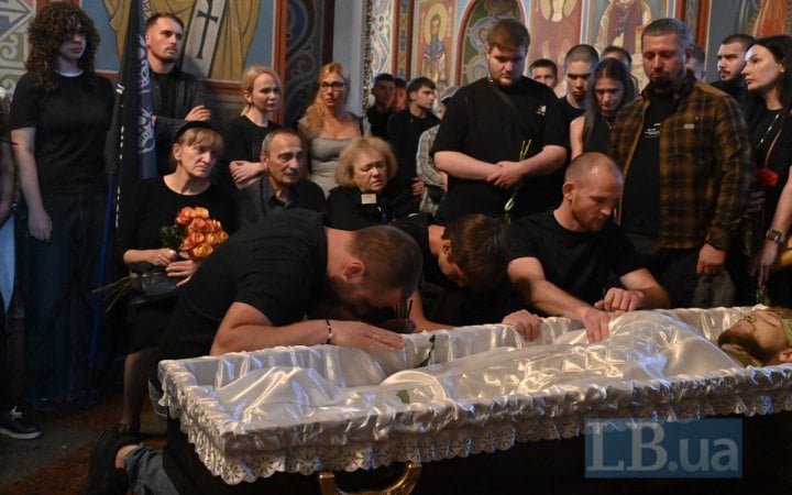 У Києві попрощалися з загиблим штурмовиком Даниїлом Смирновим, який у 18 років повернувся з-за кордону, щоб захищати Україну
