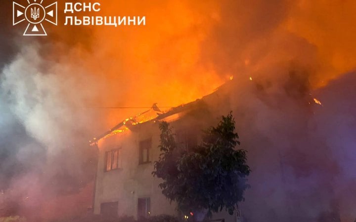 На Львівщині унаслідок падіння безпілотника загорілися три будинки