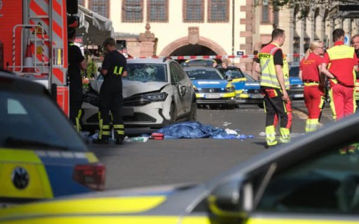 В Німеччині авто в'їхало в натовп пішоходів: є загиблі та поранені