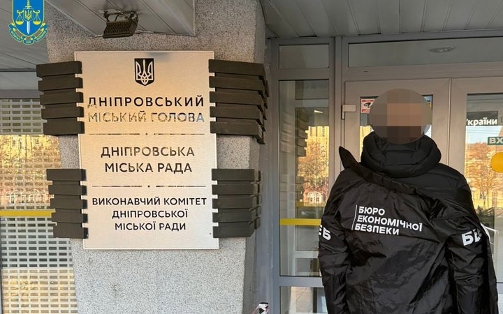 Двох посадовців Дніпровської міськради підозрюють у фінансових махінаціях на обороні