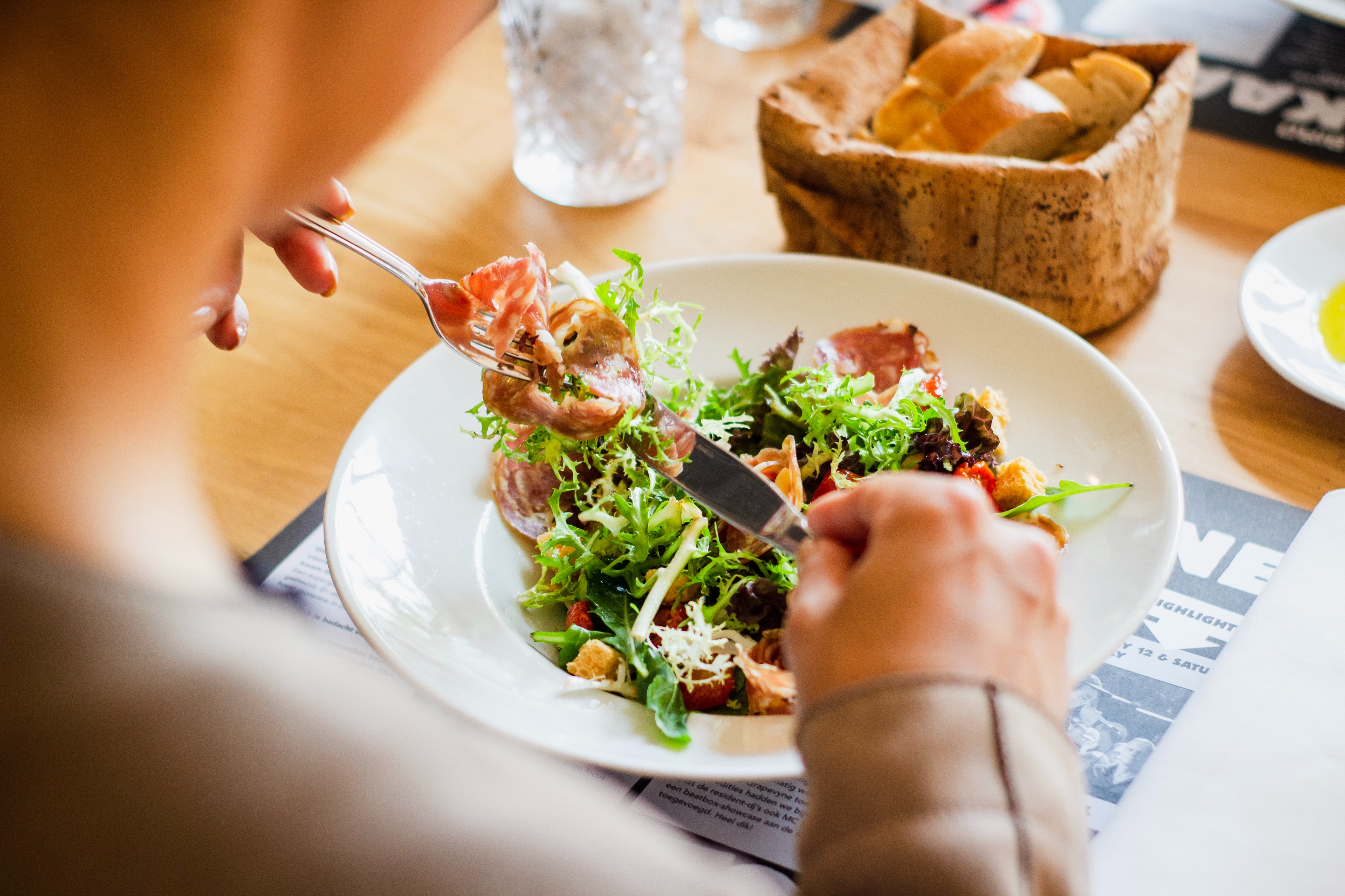 Это влияет на гормональный фон и пищеварение: диетолог назвала идеальное время для ужина