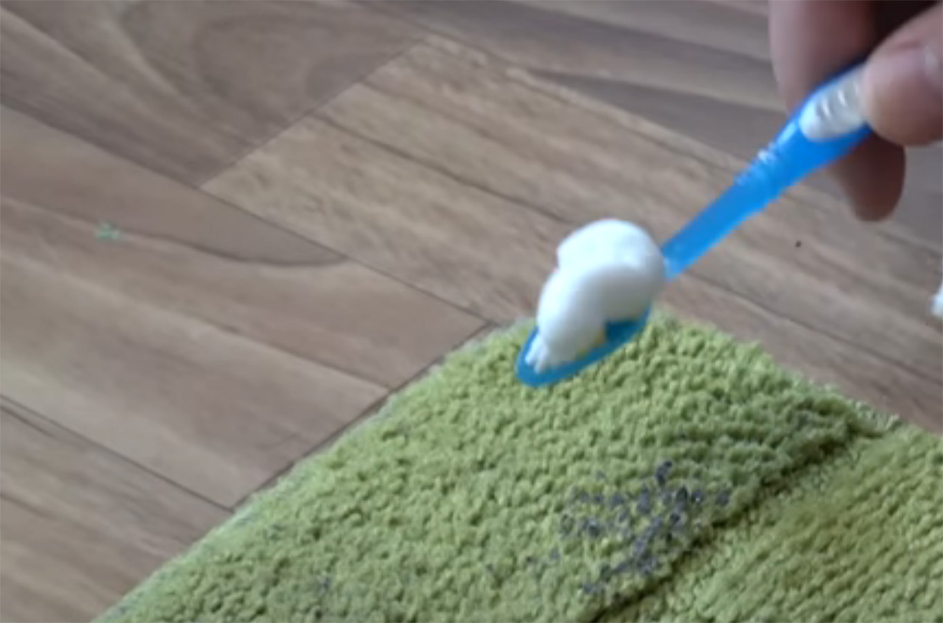 Будут пушистыми и без единой пылинки: как правильно чистить ковры