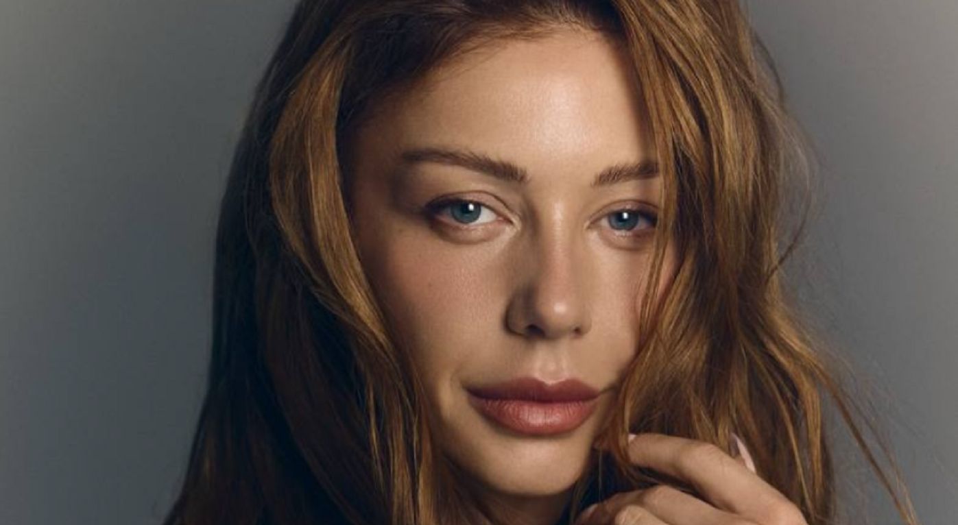 Наполовину гола Тіна Кароль засвітила стирчасті груди та опустила нижче пояса: там одяг не потрібен