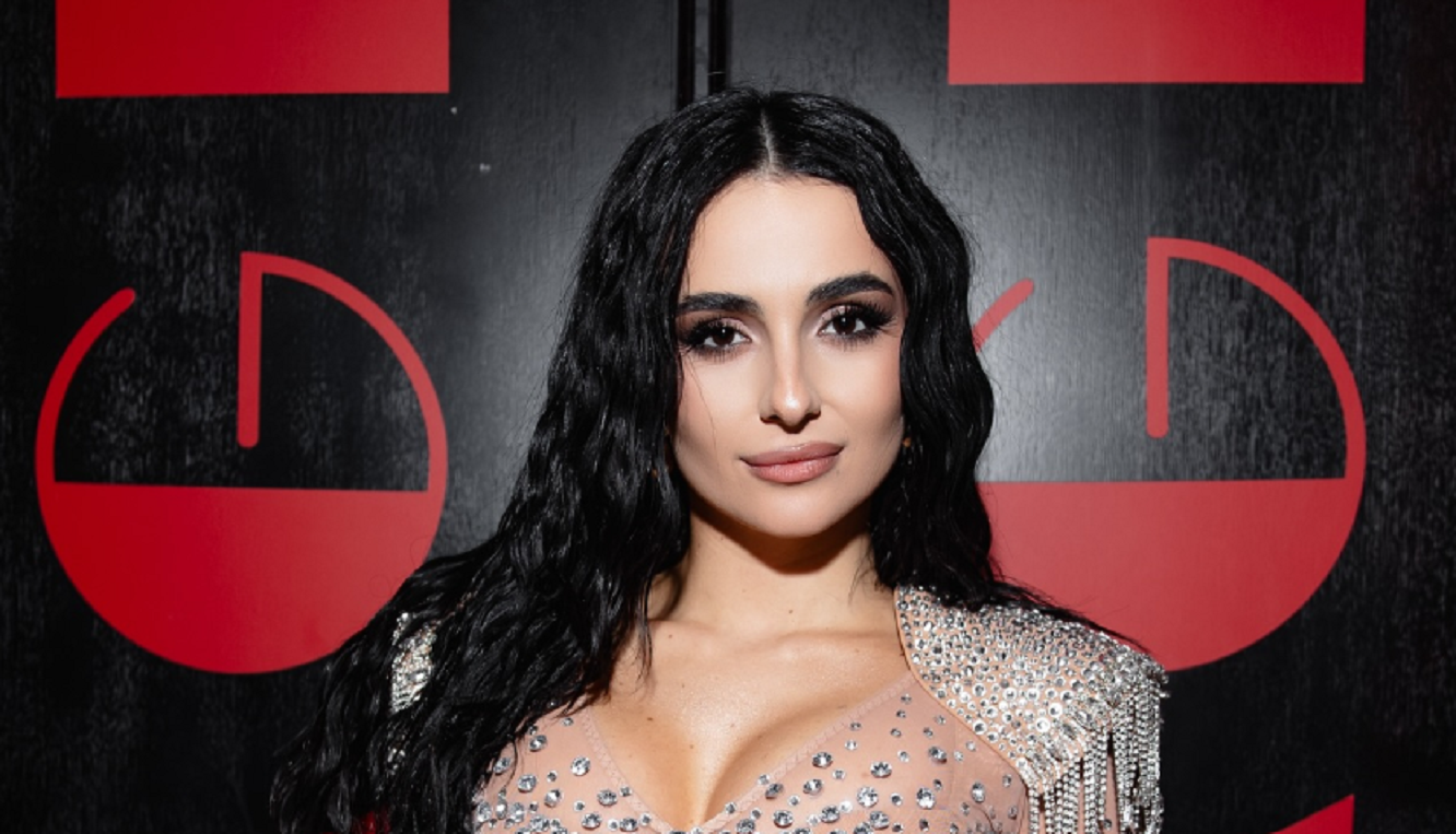 Буквально гола Анна Трінчер без спідньої білизни засвітила зайвого: вигуляла свою "амазонку"