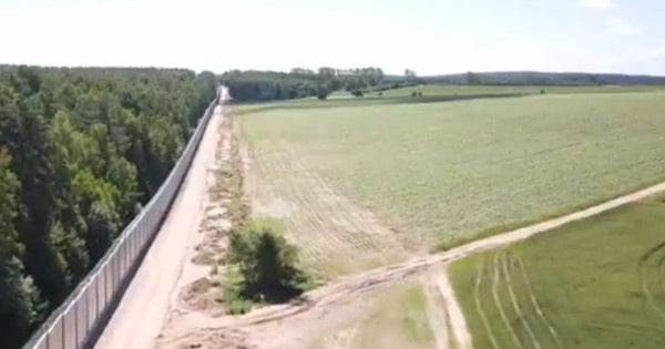 Польща завершила будівництво 186-кілометрової стіни на кордоні з Білоруссю
