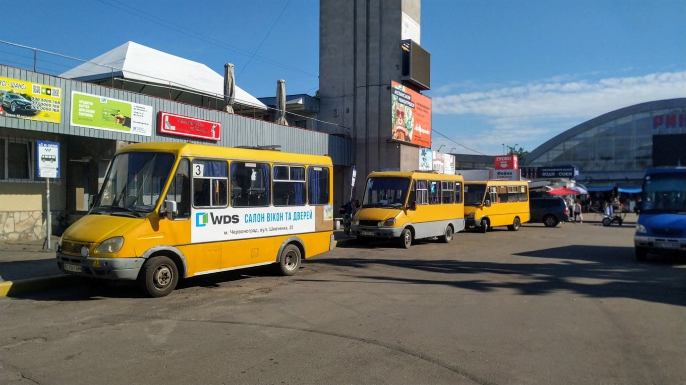 В Червонограді під час Великодніх свят курсуватимуть автобуси на кладовища